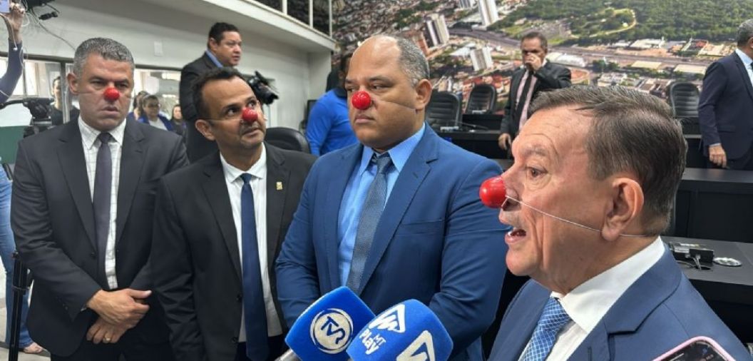 Vereadores usam nariz de palhao em protesto contra suspenso de processante