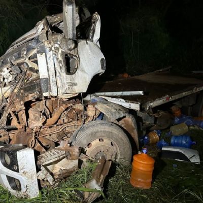 Caminho carregado com gua tomba em trecho da Serra de So Vicente; motorista em estado grave