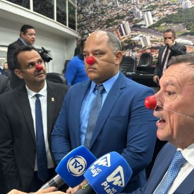 Vereadores usam nariz de palhao em protesto contra suspenso de processante; base de Emanuel some e sesso  cancelada