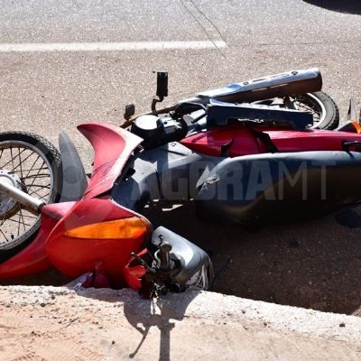 Motociclista tem perna dilacerada ao ser atingido por Jeep Renegade em cidade de MT