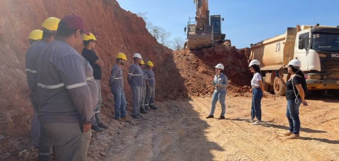 Trabalhadores de minas na baixada cuiabana recebem orientações de associações durante encontros