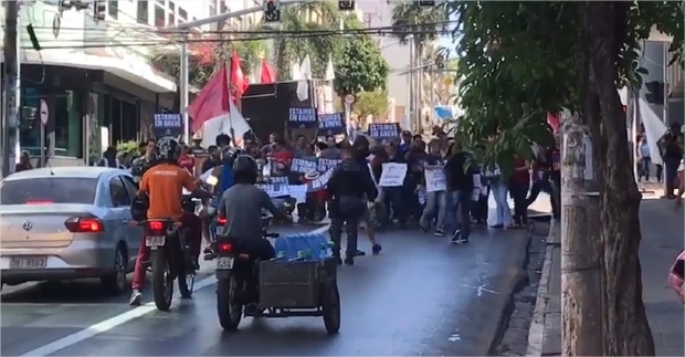 Em greve, servidores da Educao fazem nova manifestao contra governador