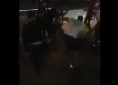 Depois de agredir mulher com chutes e pauladas, homem  espancado por populares no meio da rua; veja vdeo