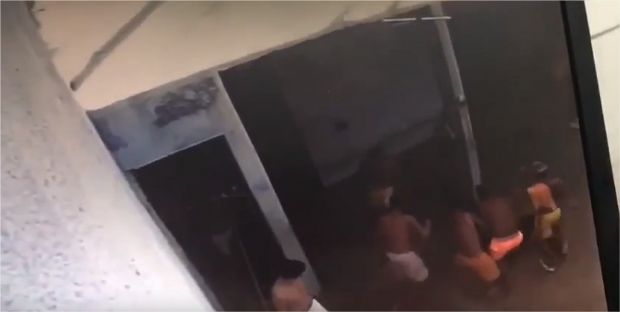 Vdeo mostra criminosos espancando agentes e atirando dentro de cadeia antes de fuga