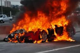 Ferrari de R$ 1,5 milho  flagrada em chamas; veja vdeo com as imagens