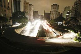Nas ruas da cidade de So Paulo, apago causou caos no trnsito e deixou semforos apagados; diversos Estados foram afetados