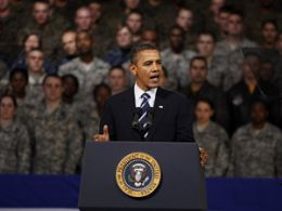 Barack Obama discursa para militares americanos