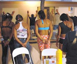 Casas de prostituio 'disfaradas' de bares so fechadas pela polcia