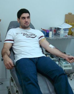 Douglas D. Domingues, doando sangue na manh de sbado