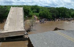 Ponte Boi Morte, que liga Aparecida a So Francisco na Paraba, que desabou aps chuva
