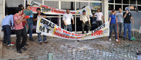 Meia dzia de militantes lavam porta do Dnit em protesto contra o Pagot