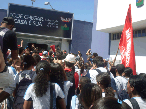 Estudantes so barrados na Cmara Municipal