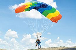 Aventure-se de paraquedas na serra de Tepequm