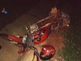 Jovem bate moto em caminho e morre durante racha