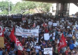 Professores ignoram recomendao da CET e bloqueiam Paulista em protesto