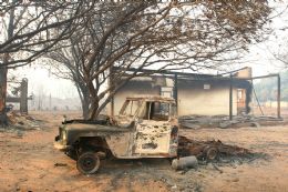 Casa e carro destrudo no Incndio em Marcelndia