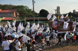 Lideranas e militantes fazem ato pr-Dilma em Cuiab