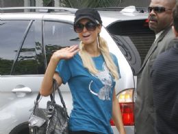 Paris Hilton chega ao Brasil e anuncia no Twitter: 'Estou muito animada'