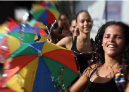 Carnaval 2010: Maior bloco, Galo da Madrugada toma as ruas do Recife