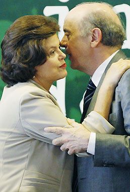 Ao lado de Dilma, Serra minimiza disputa pr-eleitoral com petista