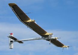 Avio movido a energia solar faz seu primeiro voo internacional