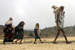 Famlia etope caminha perto de Korom, cidade no norte do pas, um dos mais afetados pela fome que atinge 1 bilho no mundo