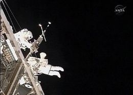 Cosmonautas russos iniciam caminhada na estao espacial