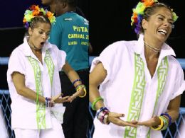 Na sapuca, Adriane Galisteu repete gesto de Bebeto na Copa do Mundo