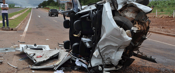 Carro bate em caminho em alta velocidade e acidente mata cinco