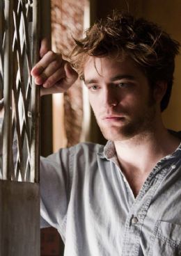 O ator Robert Pattinson gostaria de ter mais encontros amorosos. Topa?