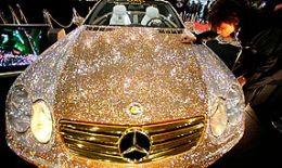 Feira exibe Mercedes coberta por 300 mil cristais Swarovski