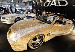 Mercedes-Benz coberto por 300 mil cristais  apresentado em feira no Japo