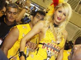 Paris Hilton causa tumulto ao chegar a camarote na Sapuca