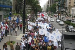 Manifestantes ocuparam parte da Paulista, no sentido Consolao, depois que deixaram o vo livre do Masp