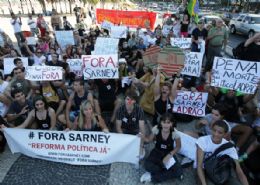 Protesto realizado na praia de Copacabana, zona sul do Rio de Janeiro, contra o presidente do Senado
