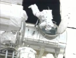 Astronautas caminham no espao para substituir baterias