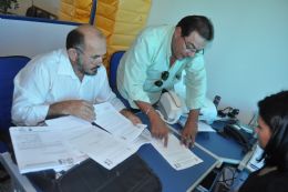 Presidente do Diretrio Municipal, Sebastio Ubirajara de Arruda (camisa azul) e Dito Labamba, secretrio geral durante entrega de documentos