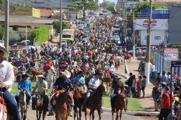Tradicionais Alvorada e Cavalgada marcam incio da feira agropecuria