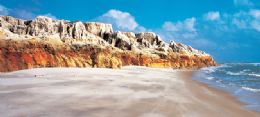 Morro Branco surpreende com areias multicoloridas