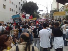 Funcionrios de universidades paulistas em greve protestam em SP