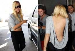 Lindsay Lohan aposta em decote generoso nas costas em tarde de compras