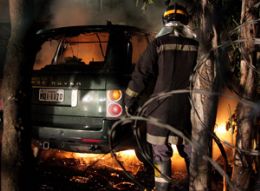 Polcia investiga se curto-circuito causou incndio que destruiu carros de luxo em SP