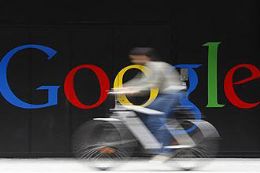 Funcionrio do Google passa de bicicleta diante de prdio da empresa na Sua; Google v YouTube lucrativo no futuro
