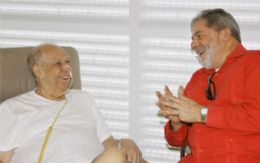 De helicptero, Lula visita Alencar em hospital
