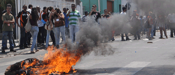 Boneco de Chico Galindo  queimado na rua