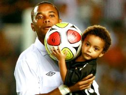 Com o filho no colo, Robinho volta  Vila, e Santos goleia o Bragantino por 6 a 3
