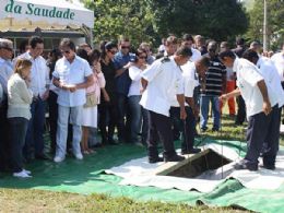 Roberto Carlos desvia o olhar para no ver sepultamento