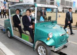 At o presidente sul-coreano Lee Myung-bak j andou no carro da KAIST