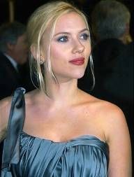 Scarlett Johansson leiloa encontro com f para ajudar Haiti