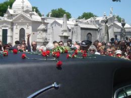 Sob aplausos, corpo de Saramago  cremado em cemitrio de Lisboa